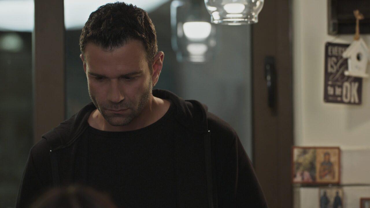 Η Γη της Ελιάς: Η κρυφή πληγή του Μάνου για την μάνα του