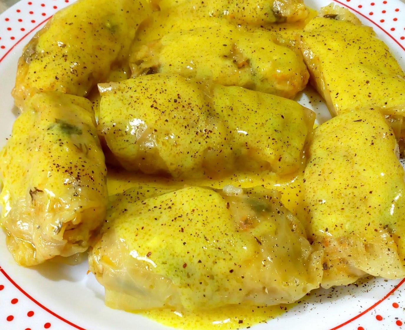 Λαχανοντολμάδες αυγολέμονο με κουρκουμά