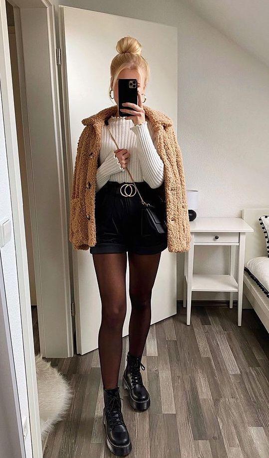 μαύρο-σορτσάκι-με-μπεζ-πουλόβερ-ιδέες-