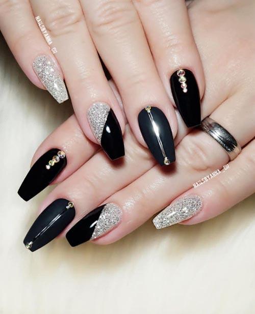 μαύρα-νύχια-με-ασημί γκλίτερ-για-την-Πρωτοχρονιά-ιδέες-