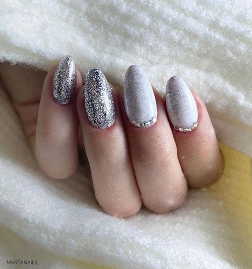 ασημί-και-γκρι-νύχια-για-την-Πρωτοχρονιά-ιδέες-