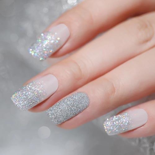 γαλακτερό-λευκό-στα-νύχια-με-ασημί-γκλίτερ-ιδέες-