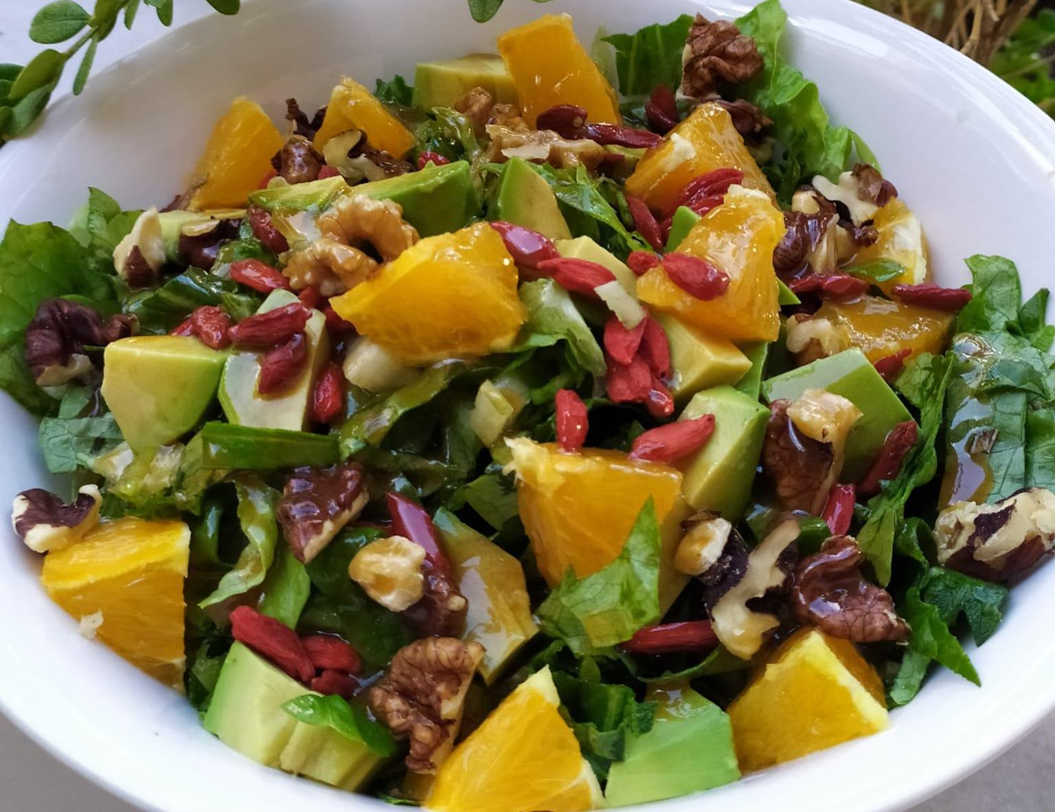 Αποτοξινωτική σαλάτα με φρούτα και ξηρούς καρπούς Αποτοξινωτική σαλάτα με φρούτα και ξηρούς καρπούς