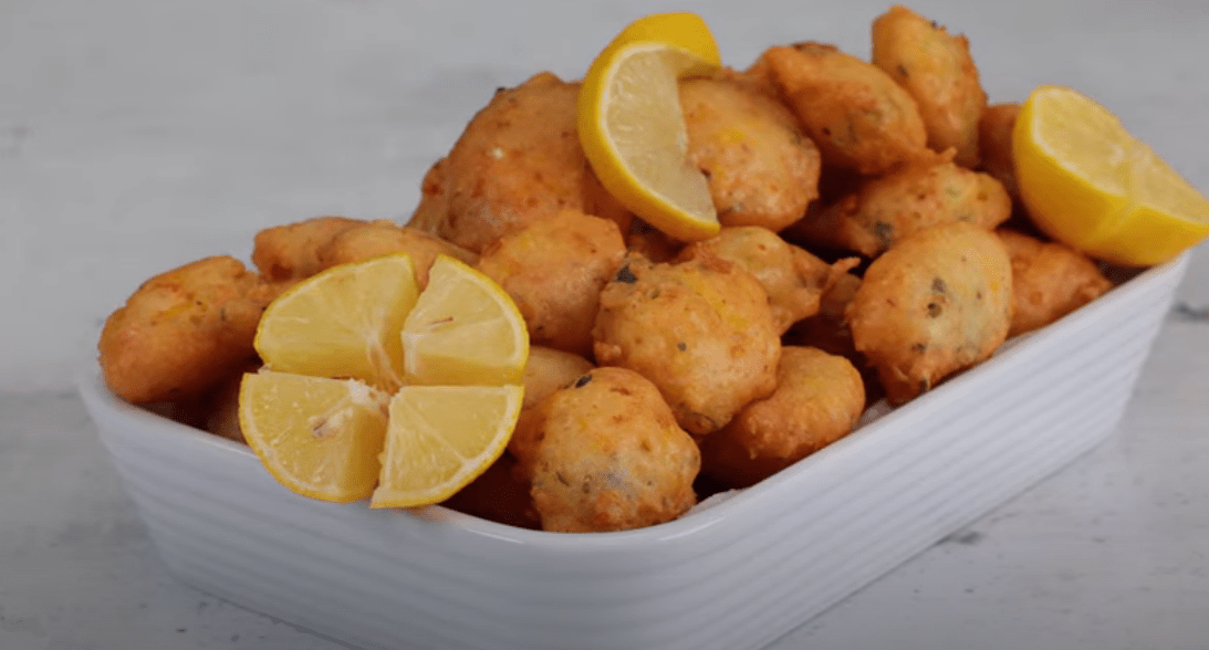 Αλμυροί- λουκουμάδες- με -φέτα- και -πιπεριές-