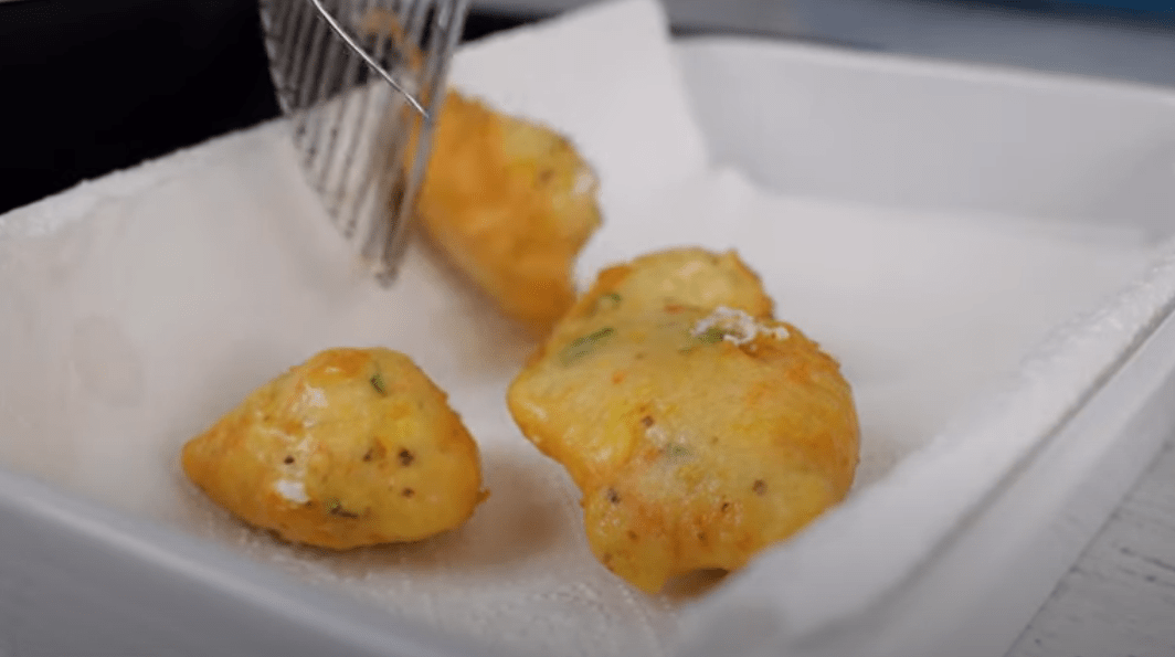 Αλμυροί- λουκουμάδες- με -φέτα- και -πιπεριές-