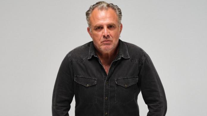 Η Γη της Ελιάς : Ο Στάθης παθαίνει αμόκ και τους βάζει όλους στο στόχαστρο