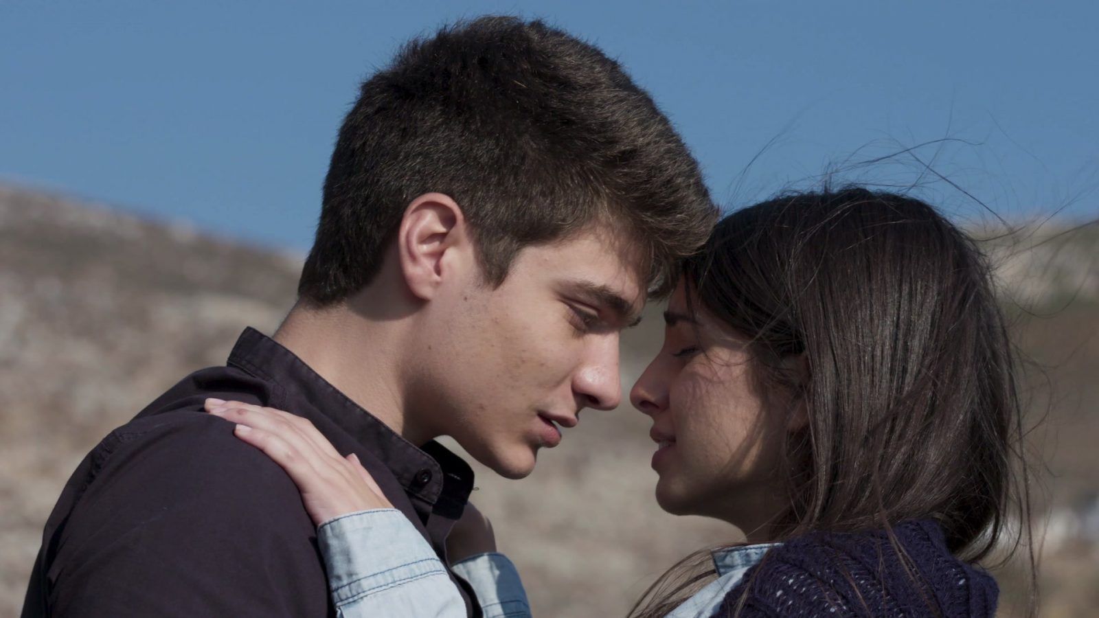 Η Γη της Ελιάς : Ο Στάθης παθαίνει αμόκ και τους βάζει όλους στο στόχαστρο