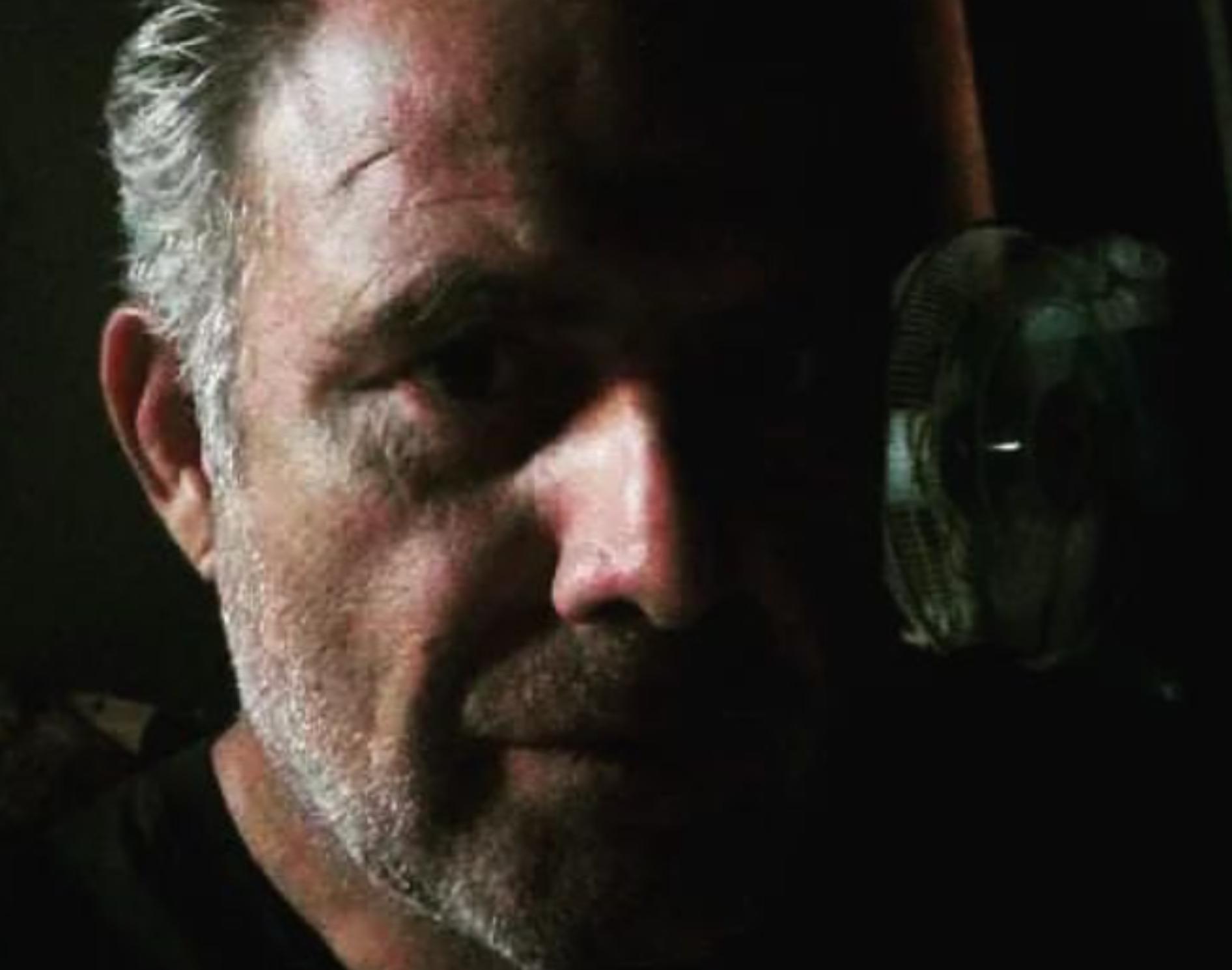 Η Γη της Ελιάς : Ο Στάθης παθαίνει αμόκ και τους βάζει όλους στο στόχαστρο