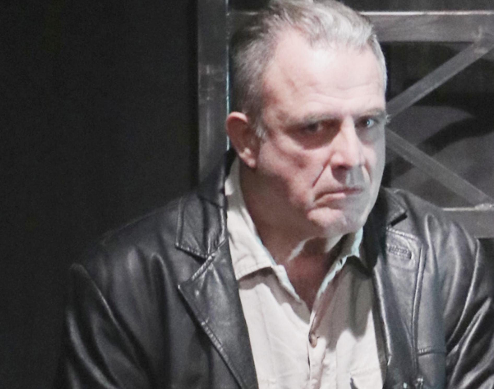 Η Γη της Ελιάς : Ο Στάθης παθαίνει αμόκ και τους βάζει όλους στο στόχαστρο