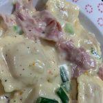 Ραβιόλι με κρέμα γάλακτος και μπέικον