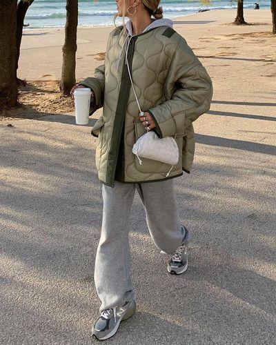 χακί-Quilted Coat-με-γκρι-φόρμα-τάσεις 2022-