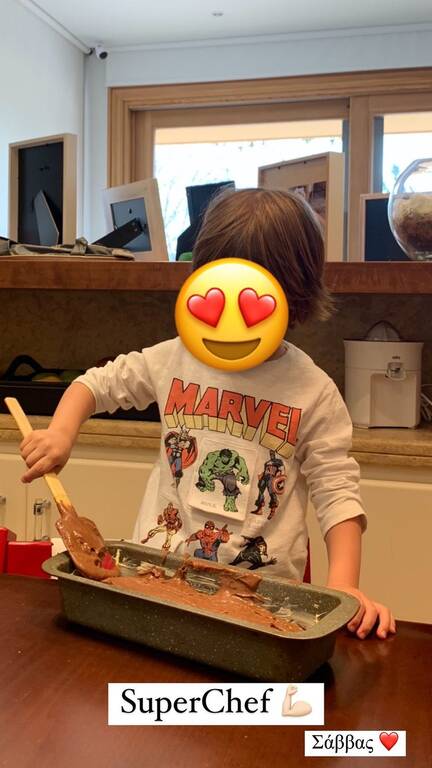 Η Δούκισσά Νομικού φτιάχνει σπιτικό κέικ με τα παιδιά της – Εικόνες