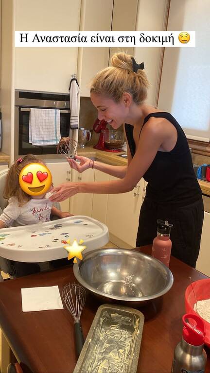 Η Δούκισσά Νομικού φτιάχνει σπιτικό κέικ με τα παιδιά της – Εικόνες