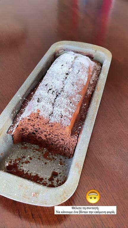 Η Δούκισσά Νομικού φτιάχνει σπιτικό κέικ με τα παιδιά της – Εικόνες