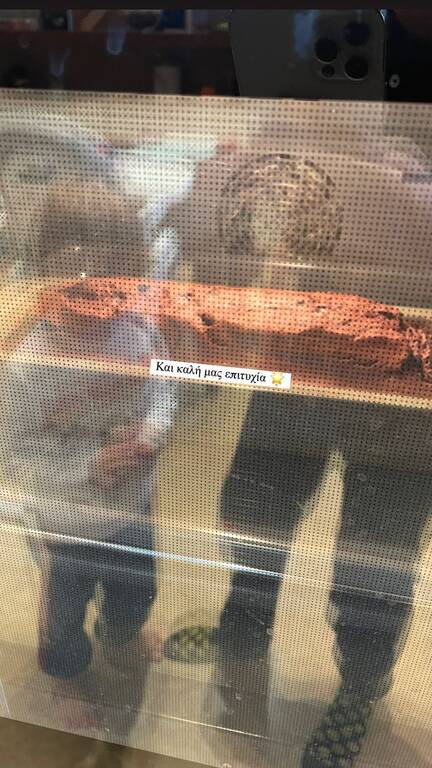 Η Δούκισσά Νομικού φτιάχνει σπιτικό κέικ με τα παιδιά της – Εικόνες