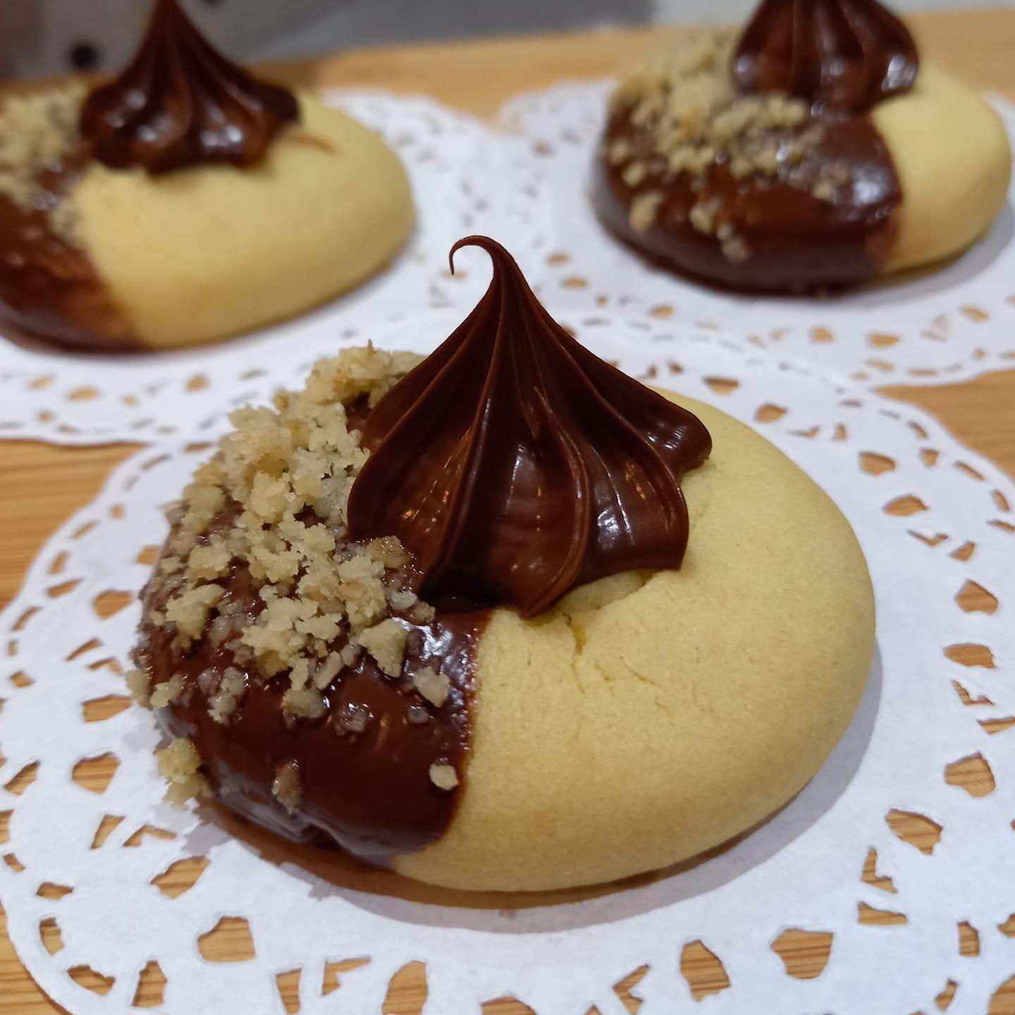 Κουλουράκια με σοκολάτα στο κέντρο