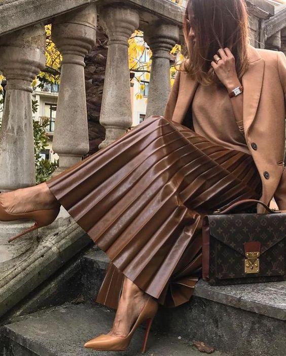 καφέ-δερμάτινη φούστα-με-πιέτες-τάσεις Χειμώνα 2022- καφέ-δερμάτινη φούστα-με-πιέτες-τάσεις Χειμώνα 2022-