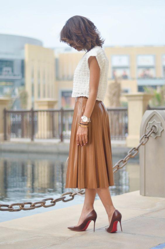 καφέ-δερμάτινη φούστα-με-πιέτες-τάσεις Χειμώνα 2022- καφέ-δερμάτινη φούστα-με-πιέτες-τάσεις Χειμώνα 2022-