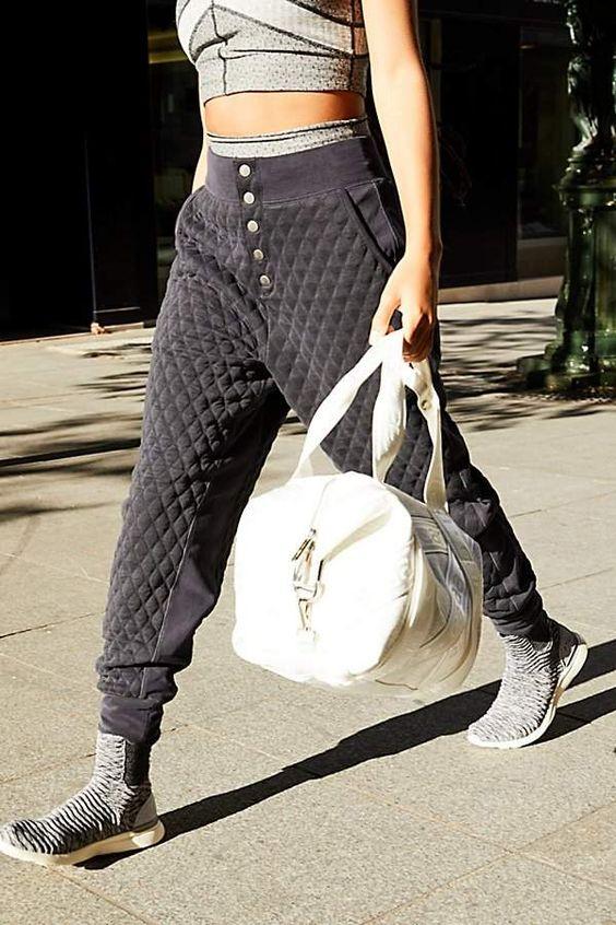 καπιτονέ-μαύρο-παντελόνι-για-τον-Χειμώνα 2022-τάσεις- καπιτονέ-μαύρο-παντελόνι-για-τον-Χειμώνα 2022-τάσεις-