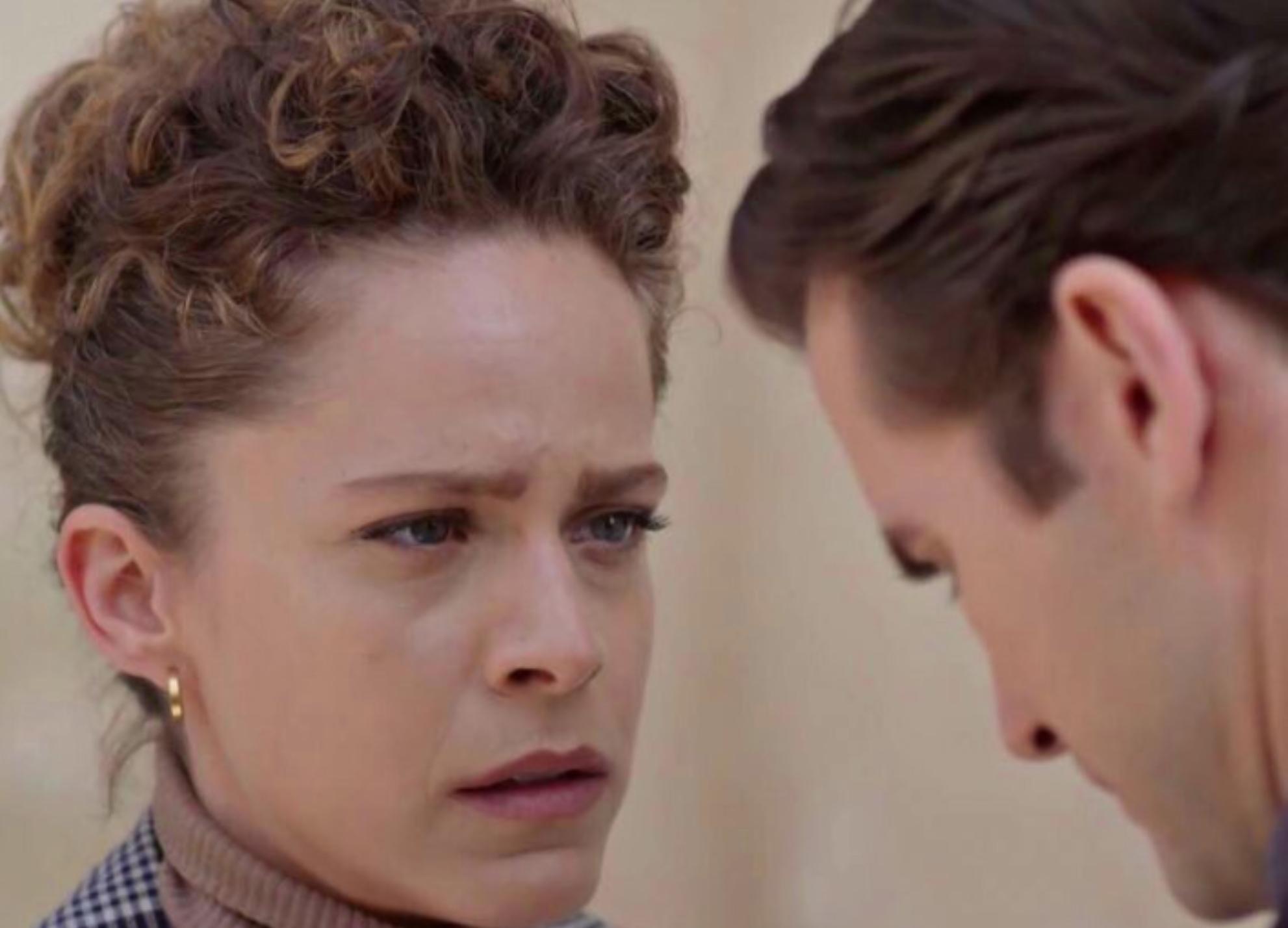 Άγριες μέλισσες : Η Ρένα εκβιάζει την Ασημίνα