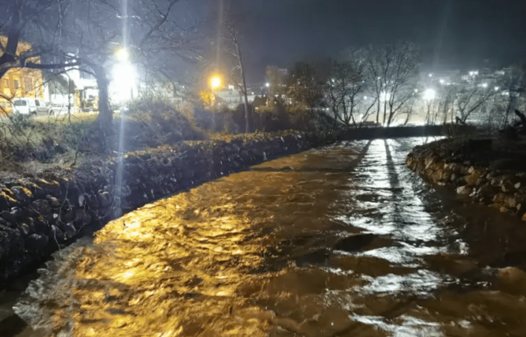 Κακοκαιρία Διομήδης: Χιόνια στην Αττική & μεγάλα προβλήματα στην Θεσσαλία