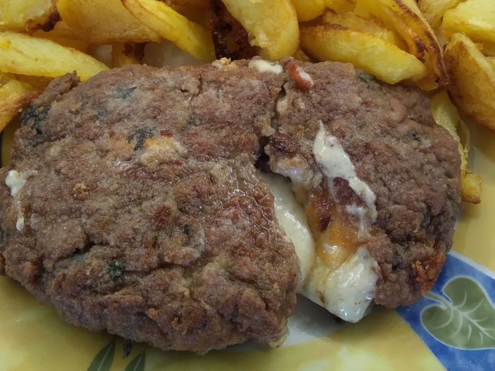 Μπιφτέκια -γεμιστά- με -γραβιέρα- Μπιφτέκια -γεμιστά- με -γραβιέρα-