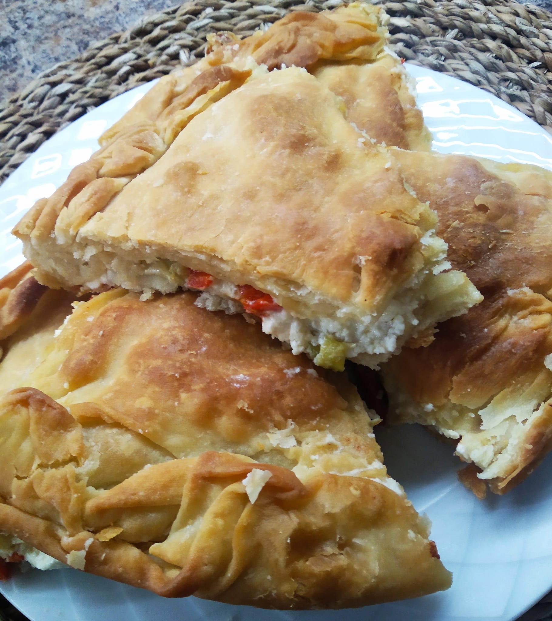 τυρόπιτα-με-πιπεριές-και-φέτα-συνταγή-