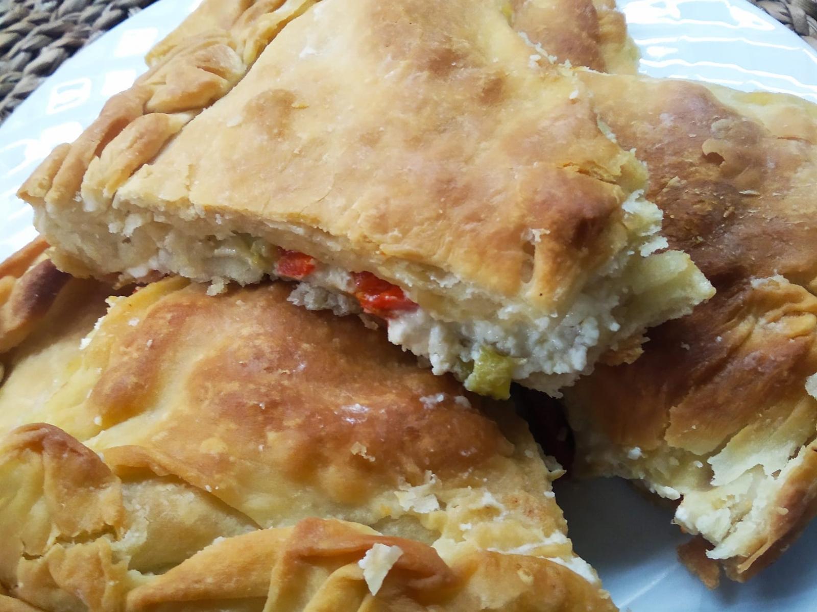 τυρόπιτα-με-πιπεριές-και-φέτα-συνταγή-