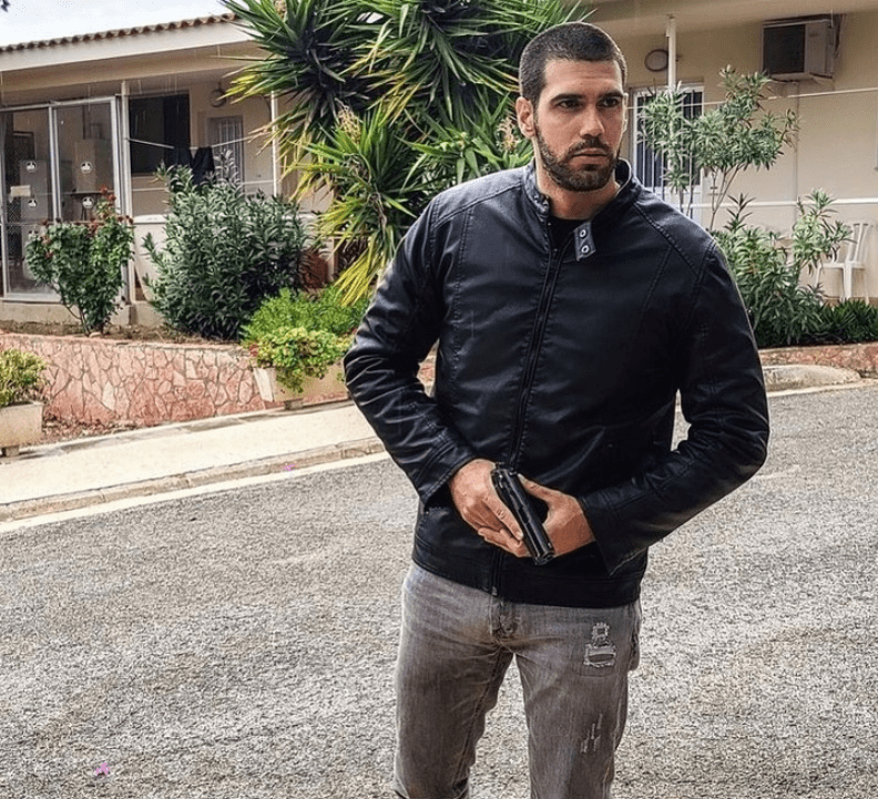 Η Γη της Ελιάς : Ο Ιάκωβος διώχνει το Δημήτρη με τις κλωτσιές