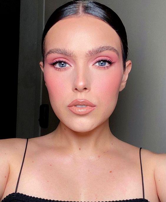 Monochromatic makeup looks-σε-ροζ-χρώμα-τάσεις μακιγιάζ 2022-
