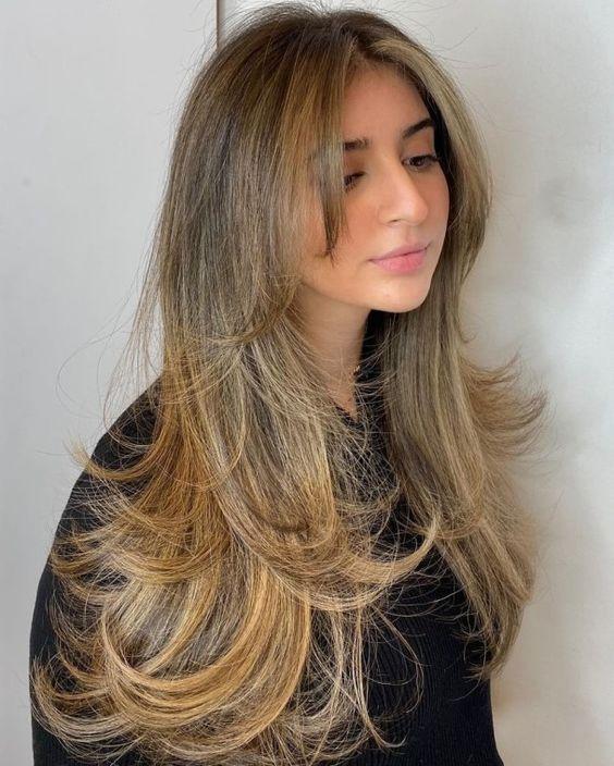 Feathered layered-στις-τάσεις 2022-για-τα-γυναικεία κουρέματα-ιδέες- Feathered layered-στις-τάσεις 2022-για-τα-γυναικεία κουρέματα-ιδέες-