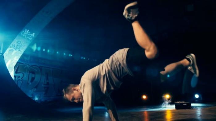 «Καρεκλάδες»-μάπες-έκσταση-Το-τραγούδι-που-έχει-χορέψει-κάθε-έφηβος-στα-κλαμπ-του-90-