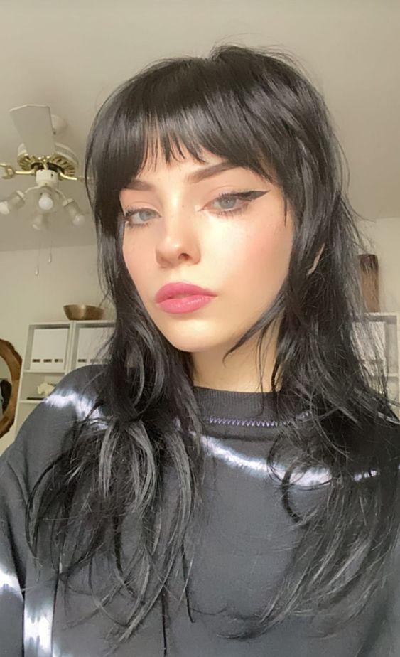 Mullet-γυναικείο κούρεμα-σε-μαύρα-μακριά-μαλλιά-τάσεις-