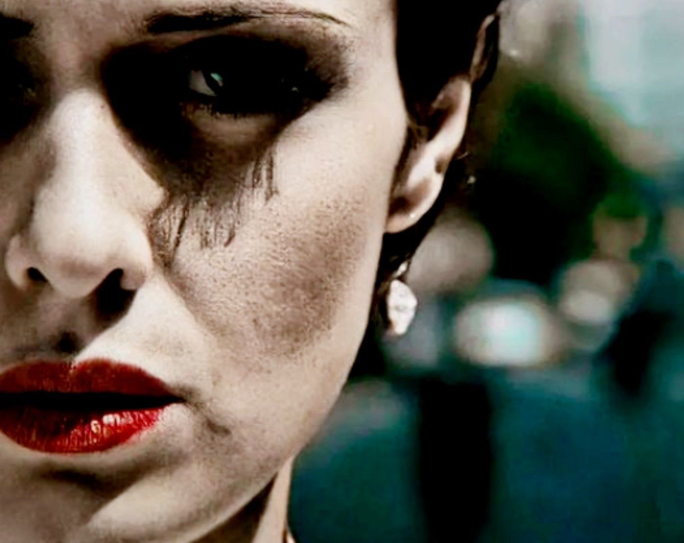 Άγριες Μέλισσες: Η Ζωή με το δάχτυλο στη σκανδάλη απειλεί τον Ακύλα μπροστά στη Κορίνα