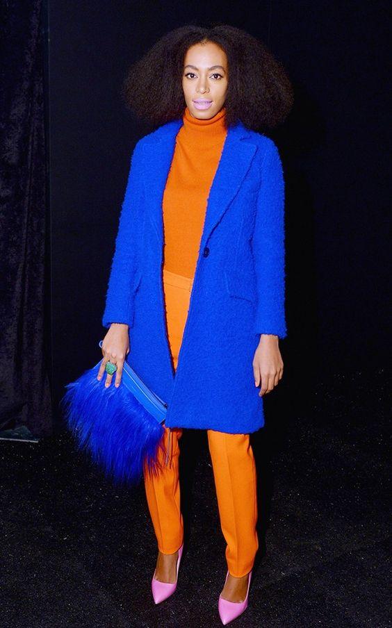 μπλε-ηλεκτρίκ-γούνινο-πανωφόρι-με-πορτοκαλί μπλούζα-και-πορτοκαλί παντελόνι-