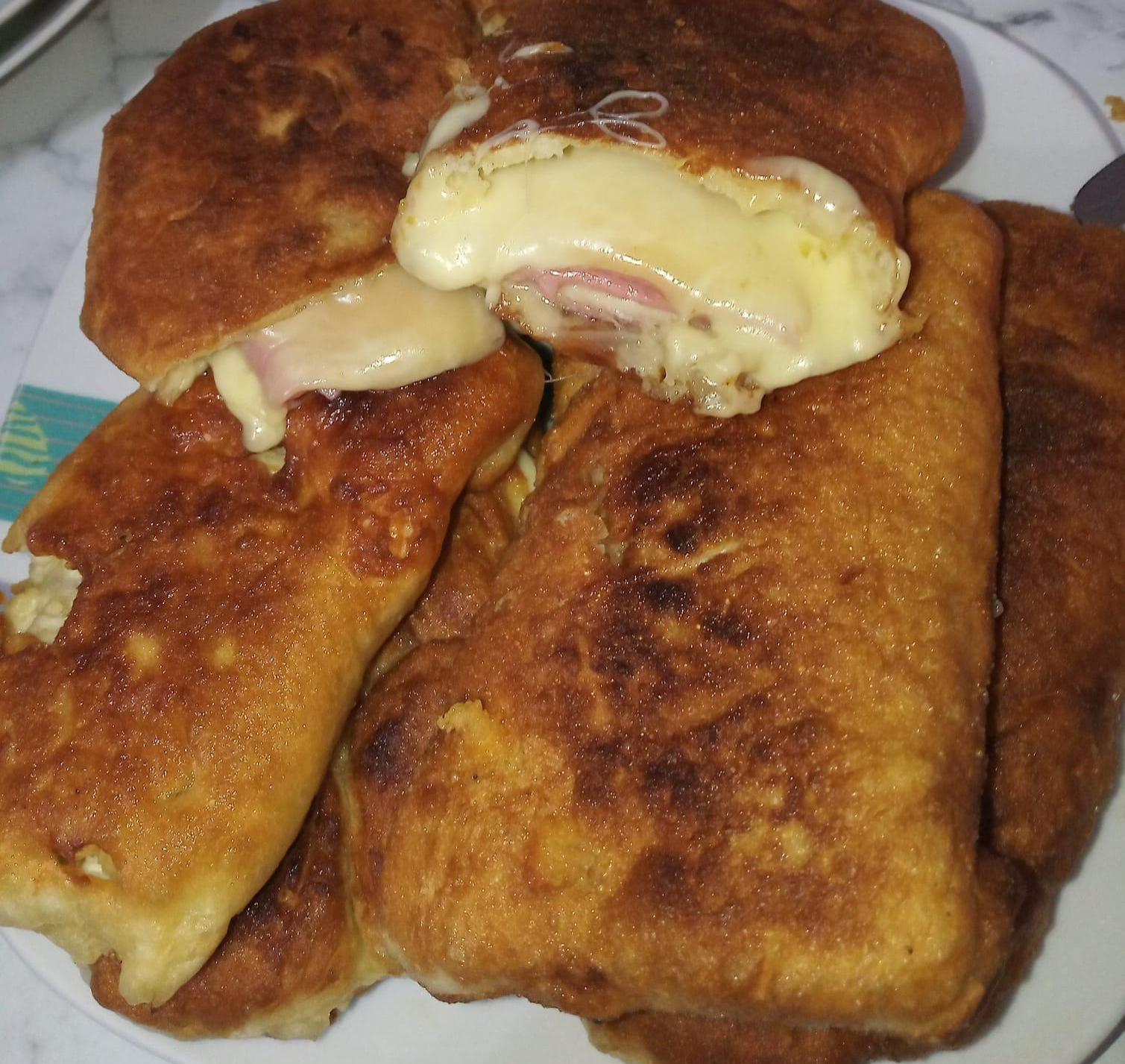 Πιτάκια στο τηγάνι με ζαμπόν και τυρί
