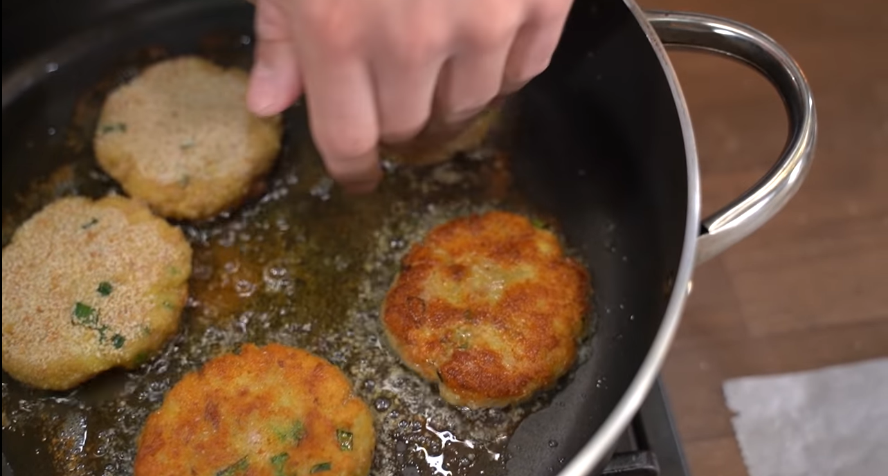 Με 1 πατάτα και 1 τόνο θα φτιάξετε αφράτους πατατοκεφτέδες