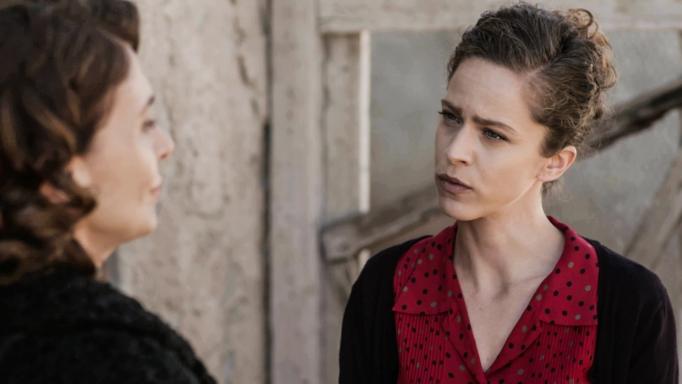 Άγριες Μέλισσες: Η Ασημίνα ξεμαλλιάζεται με την Μυρσίνη