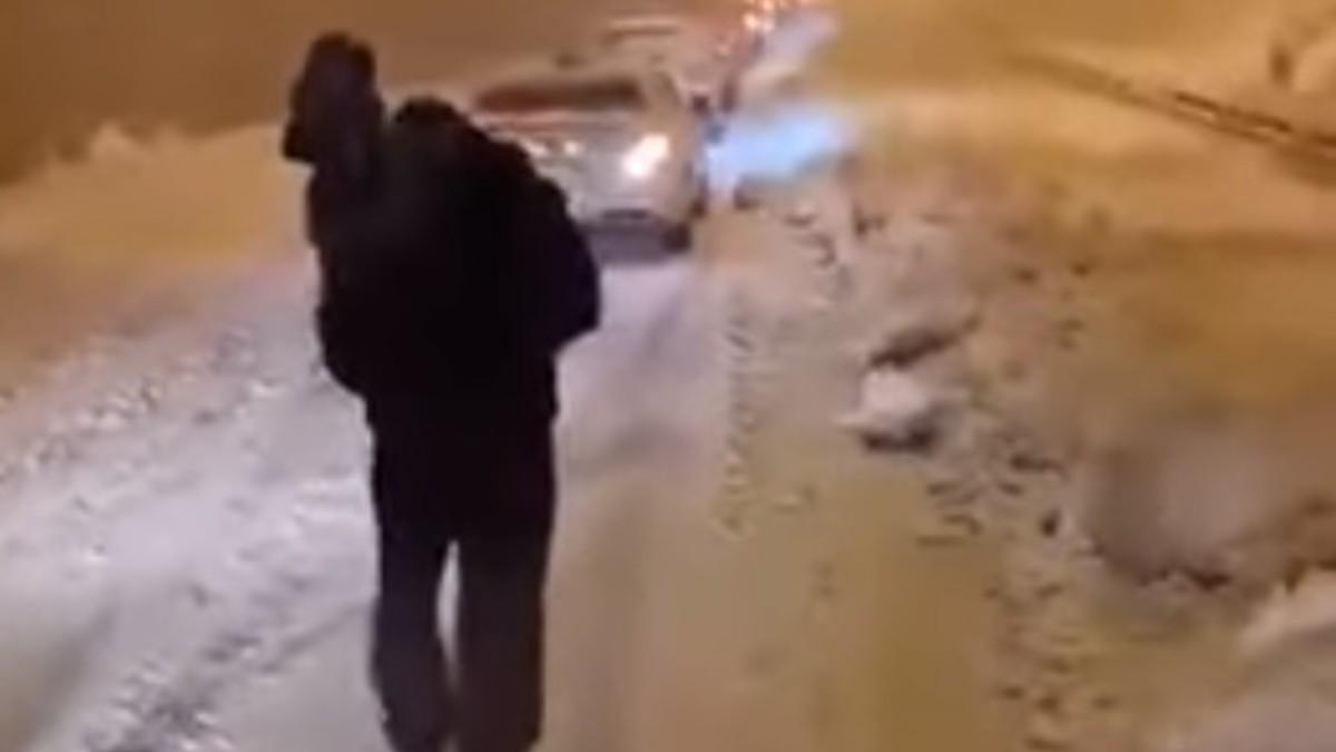 Κακοκαιρία Ελπίδα: Γονιός περπάτητε 2,5 χλμ. στην Αττική Οδό με το παιδί στην αγκαλιά του