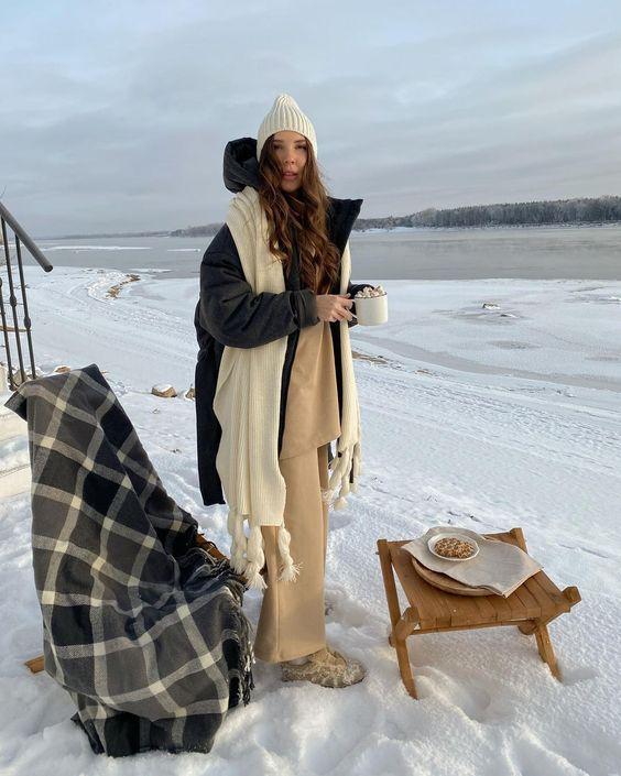 μπεζ-φόρμα-μπεζ-φούτερ-μπεζ-κασκόλ-και-λευκό-σκουφάκι-ιδέες-για-ντύσιμο Φεβρουαρίου-