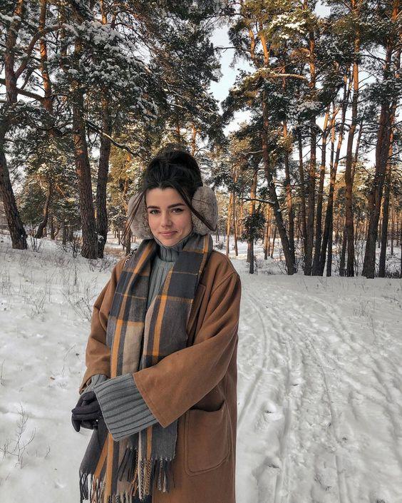 μπεζ-καπαρντίνα-με-κασκόλ-για-τον-Φεβρουάριο-ιδέες-