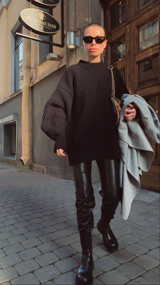 μαύρο-πουλόβερ-με-βινίλ παντελόνι-και-αρβυλάκια-ιδέες-