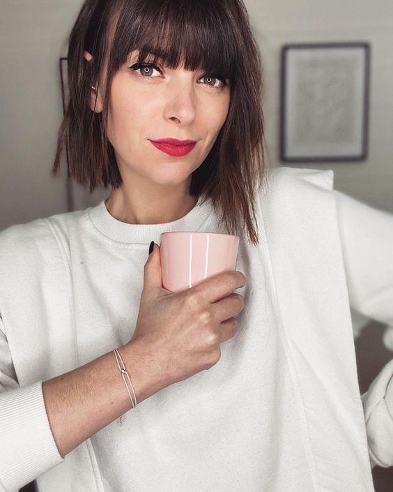 αφέλειες-σε-καρέ μαλλιά-ιδέες-για-τα-χτενίσματα-και-τα-κουρέματα-του-Φεβρουαρίου 2022-