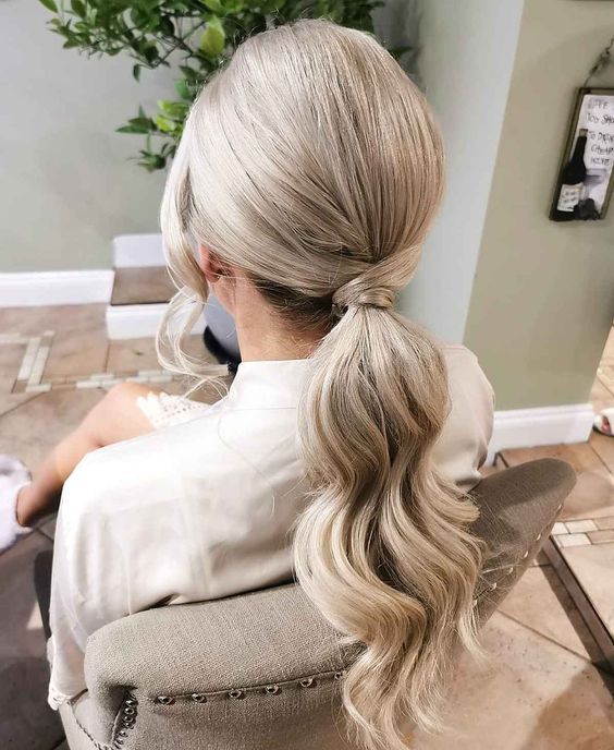 ponytail αλογοουρά-σε-μακριά μαλλιά-ιδέες-για-τα-χτενίσματα-και-τα-κουρέματα-του-Φεβρουαρίου 2022-