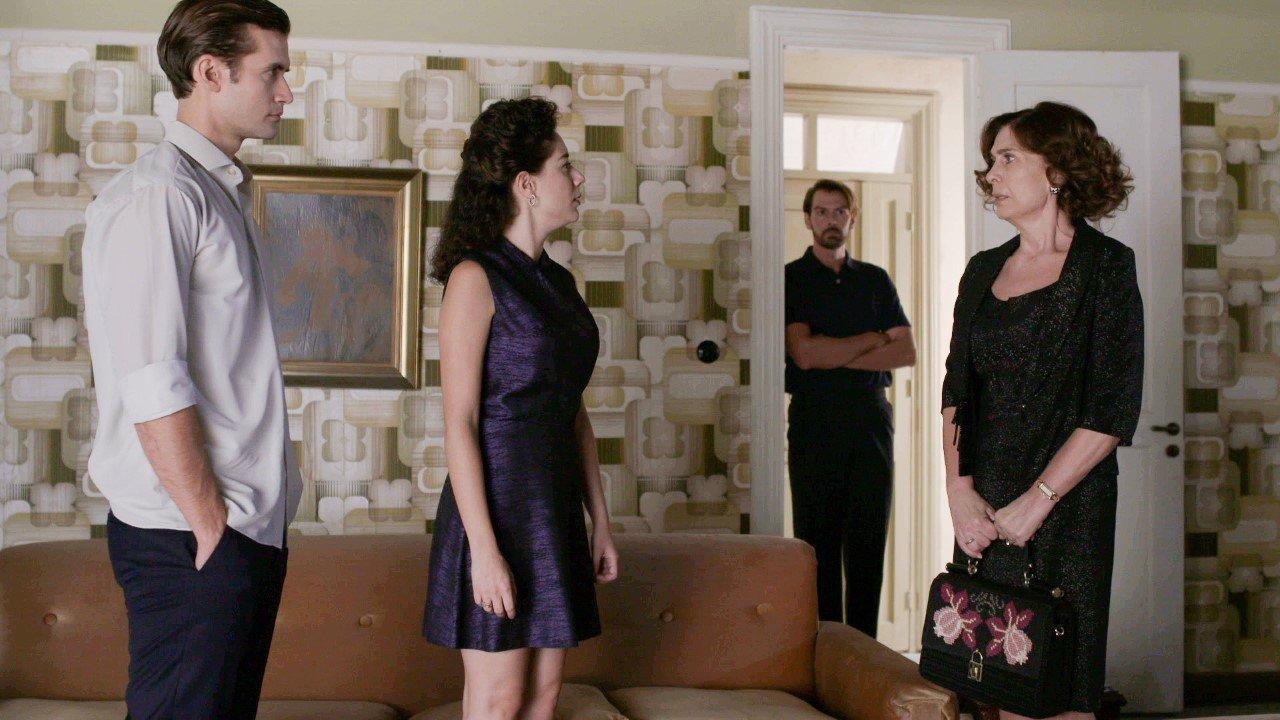 Άγριες Μέλισσες: Η Μυρσίνη ορμάει στη Δρόσω