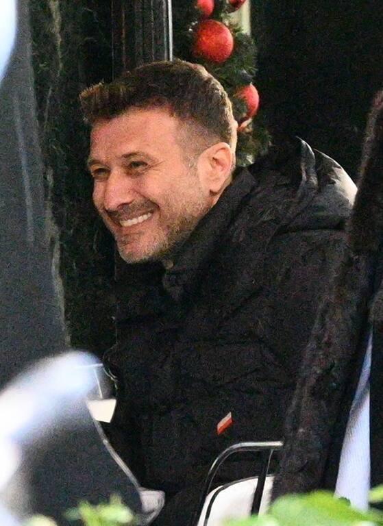 Γιάννης Πλούταρχος: Σπάνια δημόσια εμφάνιση με την σύζυγο και την κόρη του – Εικόνες