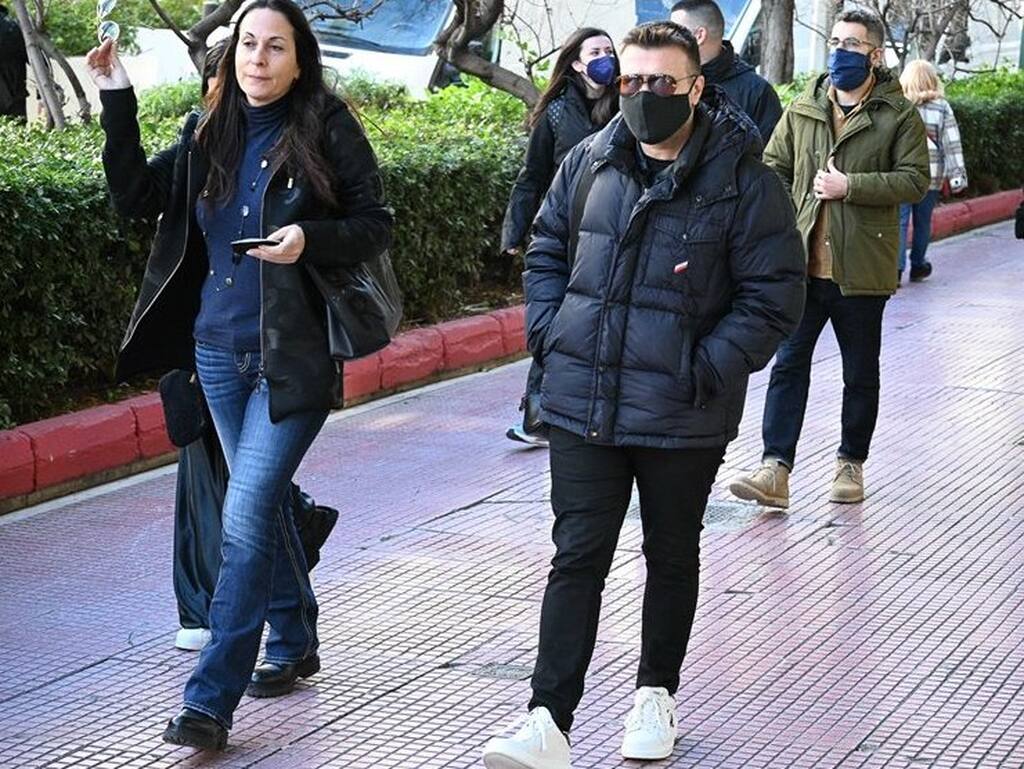 Γιάννης Πλούταρχος: Σπάνια δημόσια εμφάνιση με την σύζυγο και την κόρη του – Εικόνες