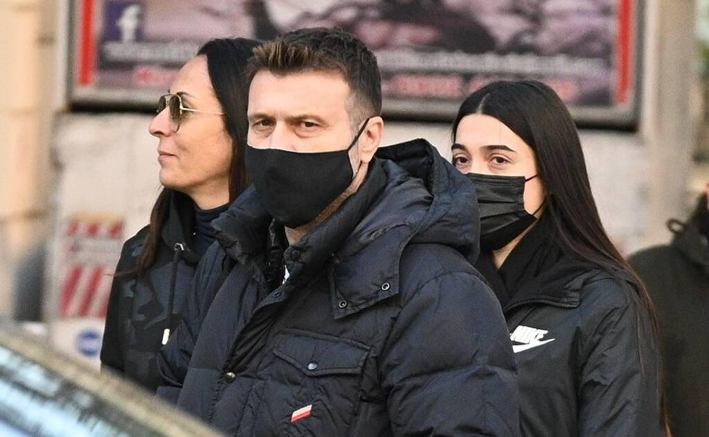 Γιάννης Πλούταρχος: Σπάνια δημόσια εμφάνιση με την σύζυγο και την κόρη του – Εικόνες