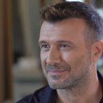 Γιάννης Πλούταρχος: Σπάνια δημόσια εμφάνιση  με την σύζυγο και την κόρη του – Εικόνες