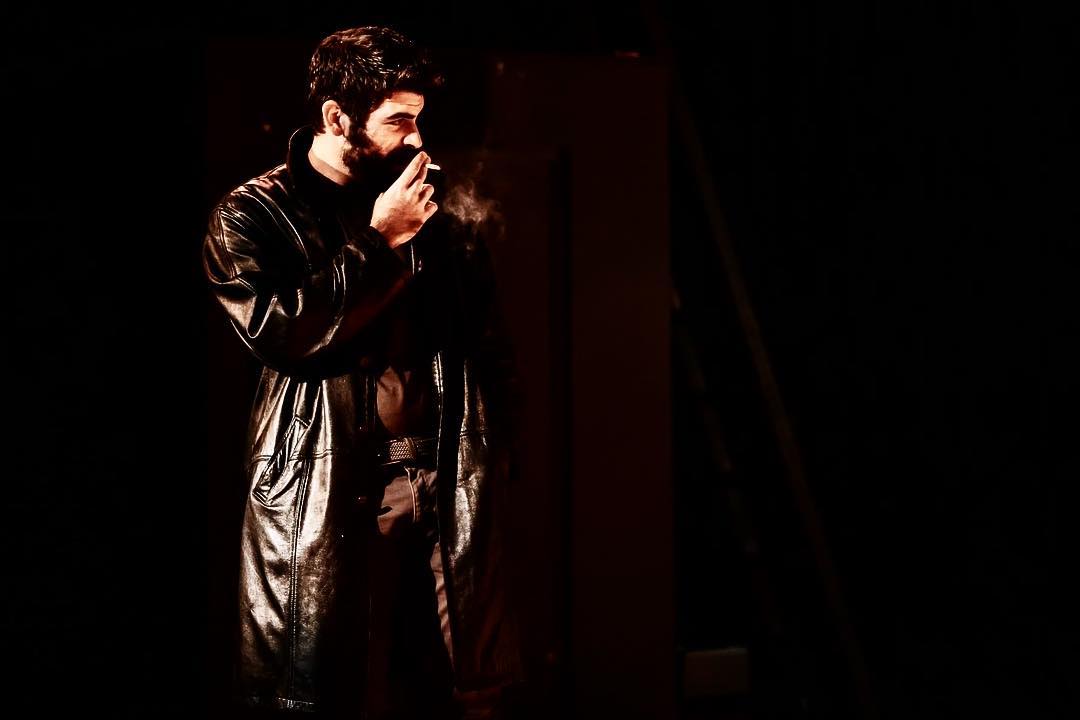 Η Γη της Ελιάς: Ο Ανέστης κάνει ένοπλη ληστεία και συλλαμβάνεται